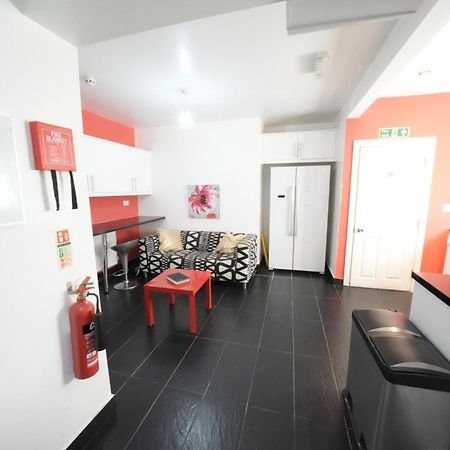 The Great Airport Place-Private Bedrooms With Private Bathroom-1 Bus To Heathrow Airport-5 Minutes By Car- Helpful Advice From Our Team Harmondsworth Esterno foto