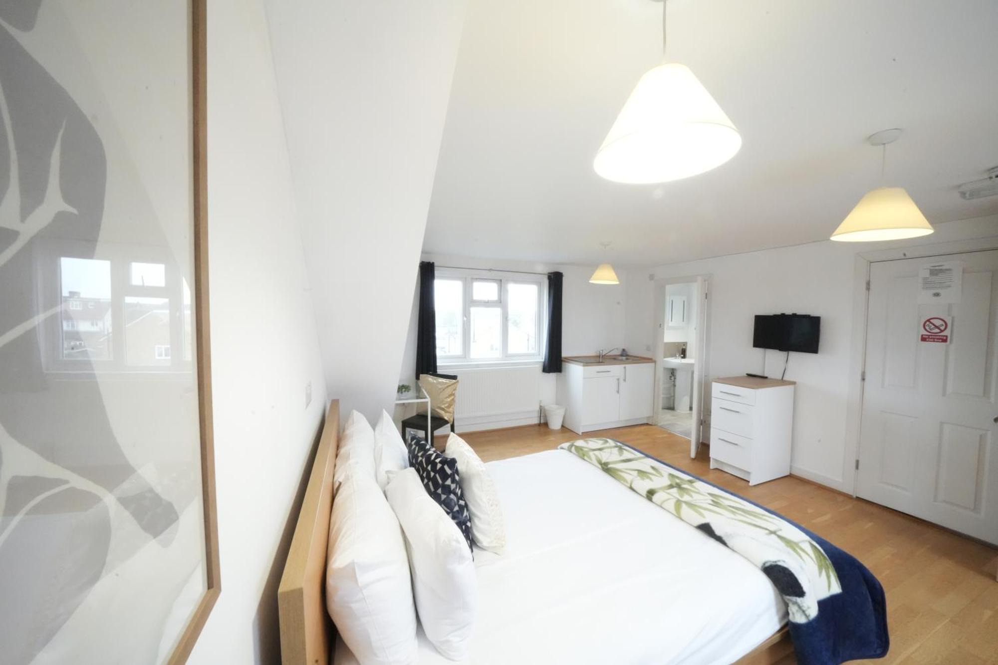 The Great Airport Place-Private Bedrooms With Private Bathroom-1 Bus To Heathrow Airport-5 Minutes By Car- Helpful Advice From Our Team Harmondsworth Esterno foto