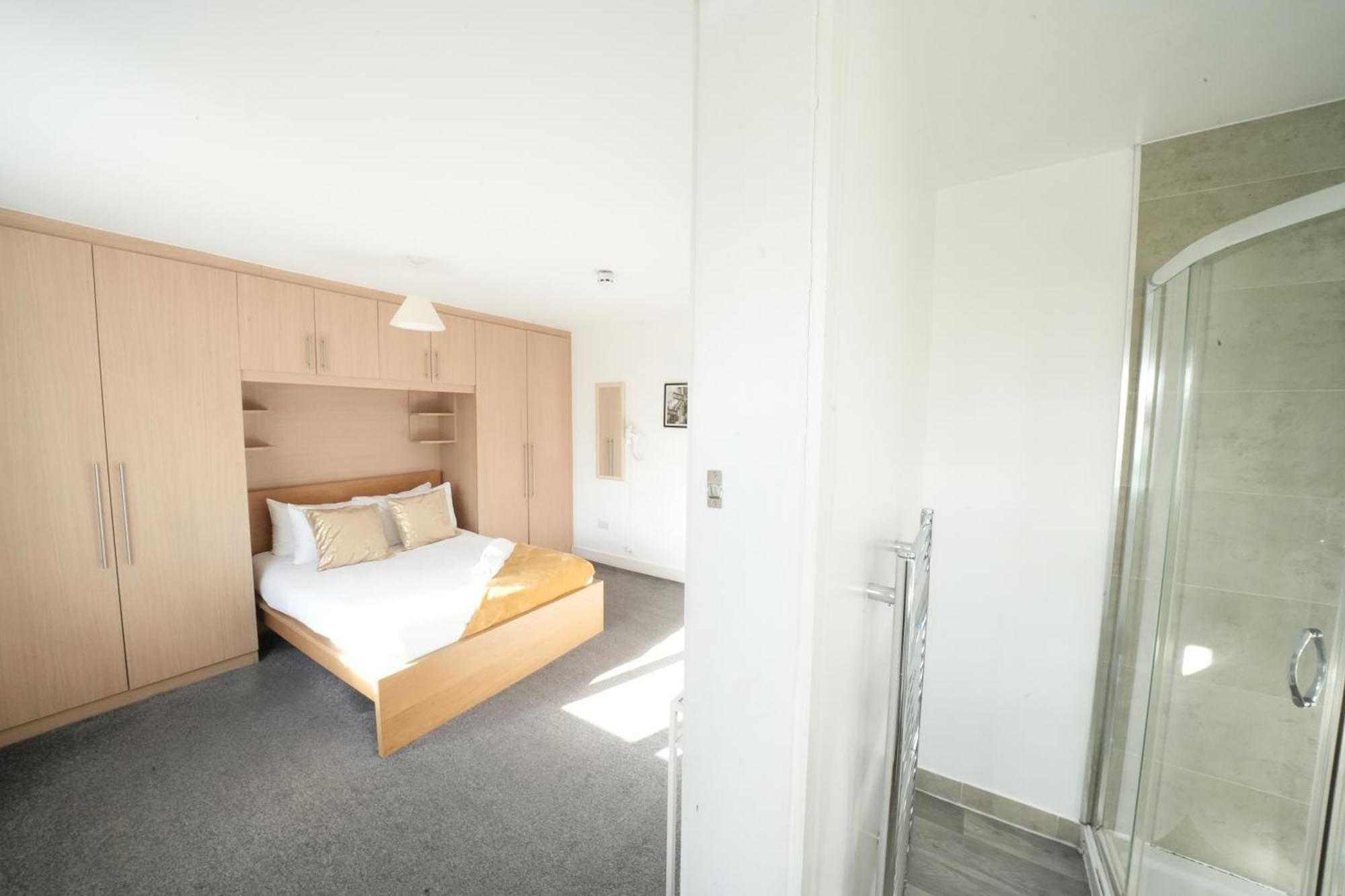 The Great Airport Place-Private Bedrooms With Private Bathroom-1 Bus To Heathrow Airport-5 Minutes By Car- Helpful Advice From Our Team Harmondsworth Esterno foto