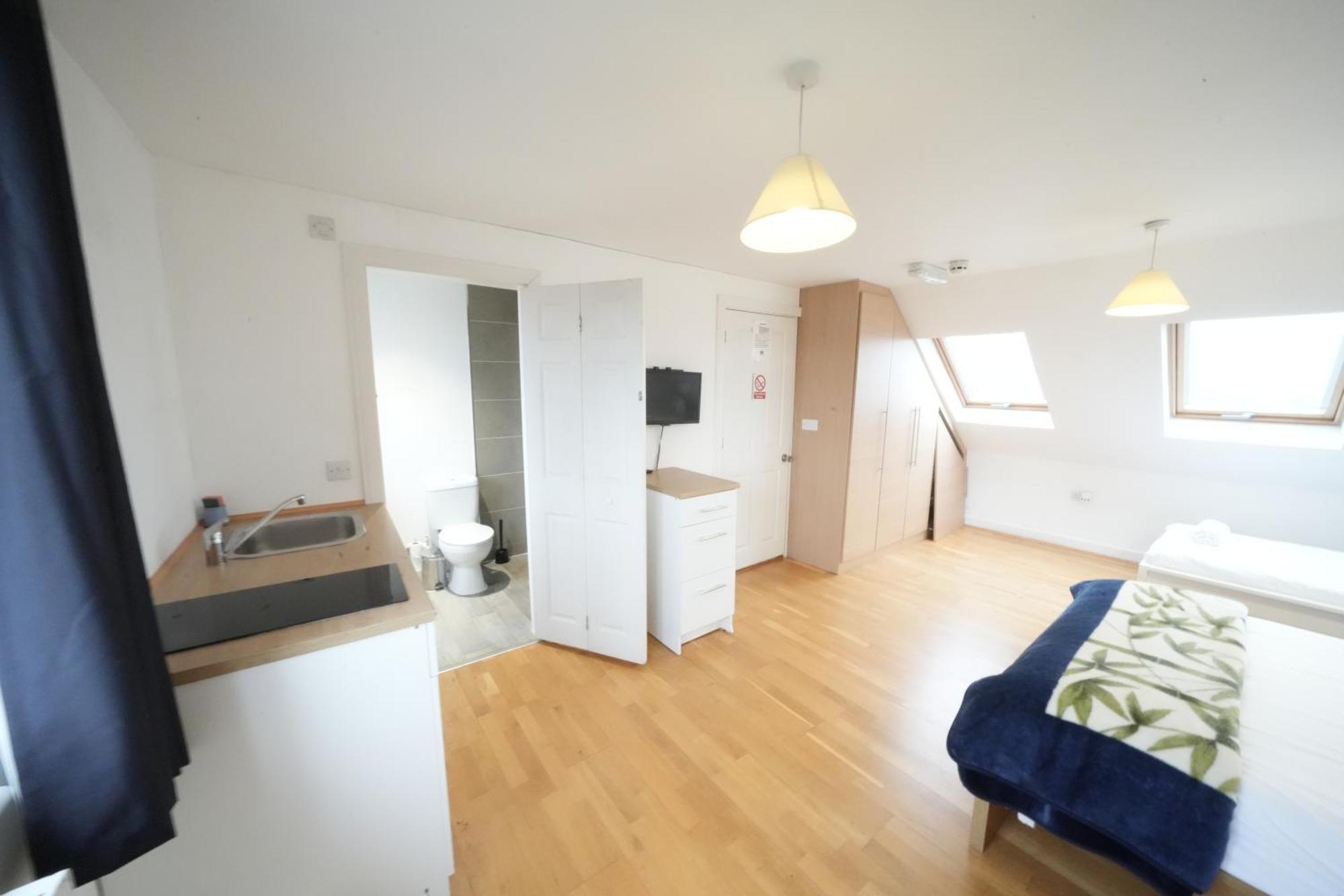 The Great Airport Place-Private Bedrooms With Private Bathroom-1 Bus To Heathrow Airport-5 Minutes By Car- Helpful Advice From Our Team Harmondsworth Esterno foto
