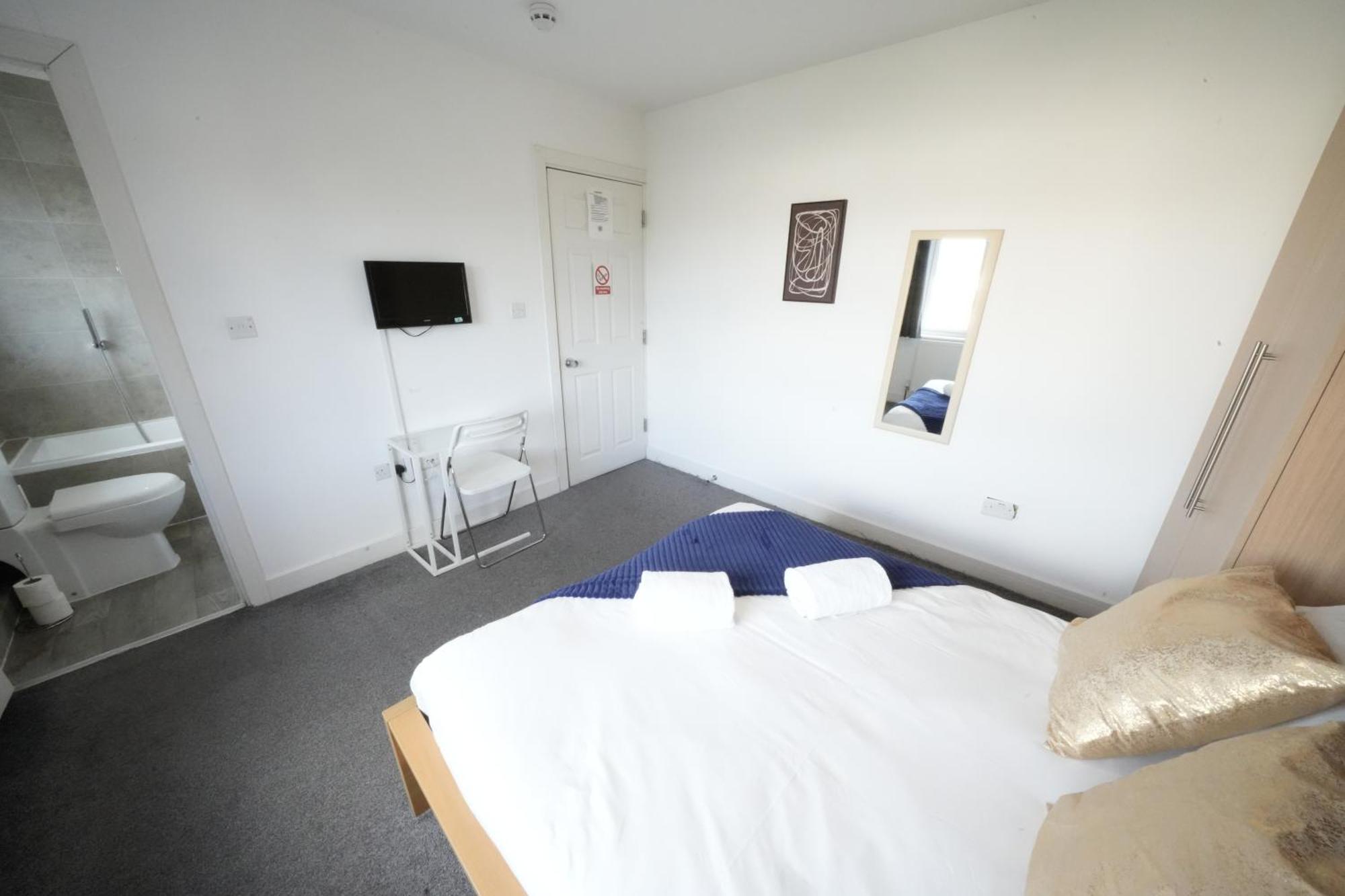 The Great Airport Place-Private Bedrooms With Private Bathroom-1 Bus To Heathrow Airport-5 Minutes By Car- Helpful Advice From Our Team Harmondsworth Esterno foto