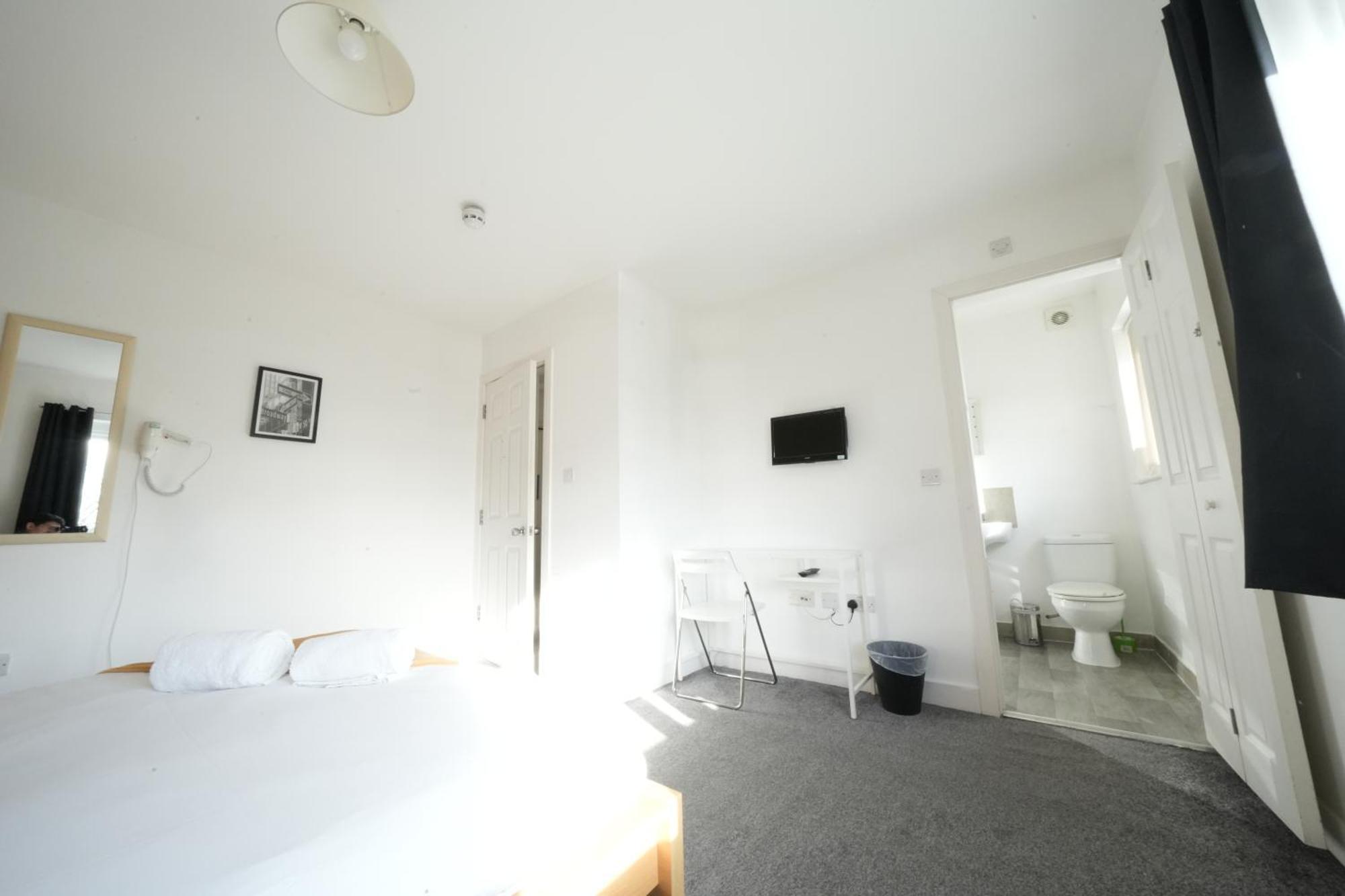 The Great Airport Place-Private Bedrooms With Private Bathroom-1 Bus To Heathrow Airport-5 Minutes By Car- Helpful Advice From Our Team Harmondsworth Esterno foto