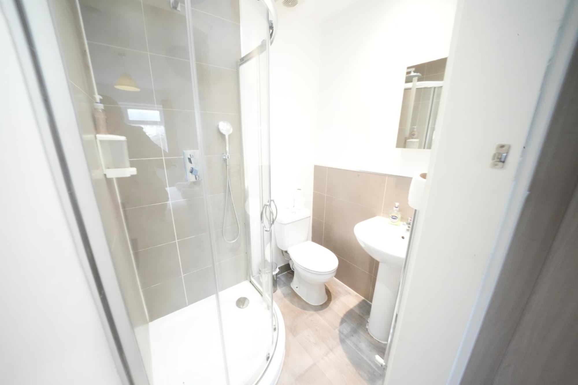 The Great Airport Place-Private Bedrooms With Private Bathroom-1 Bus To Heathrow Airport-5 Minutes By Car- Helpful Advice From Our Team Harmondsworth Esterno foto