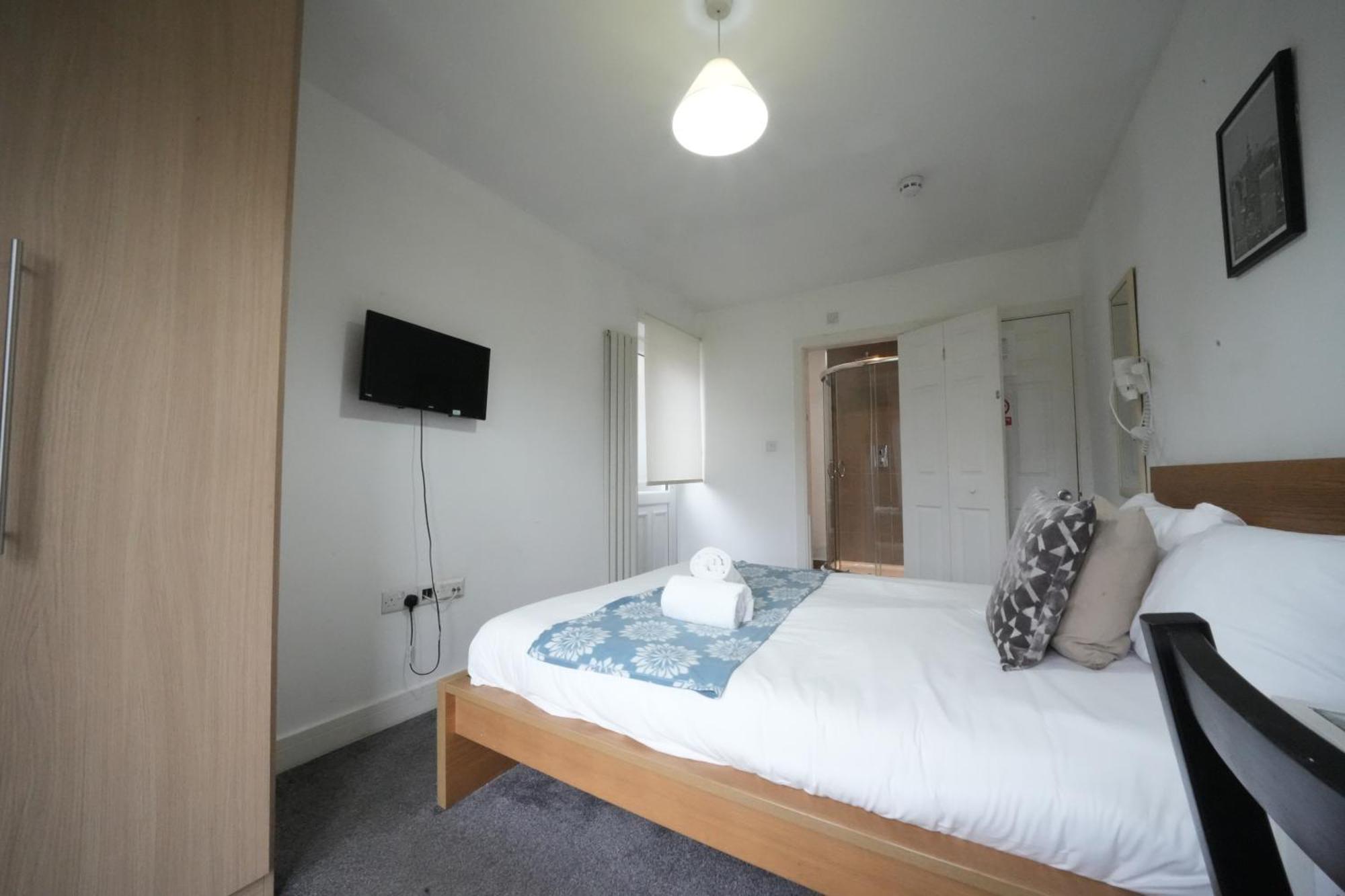 The Great Airport Place-Private Bedrooms With Private Bathroom-1 Bus To Heathrow Airport-5 Minutes By Car- Helpful Advice From Our Team Harmondsworth Esterno foto