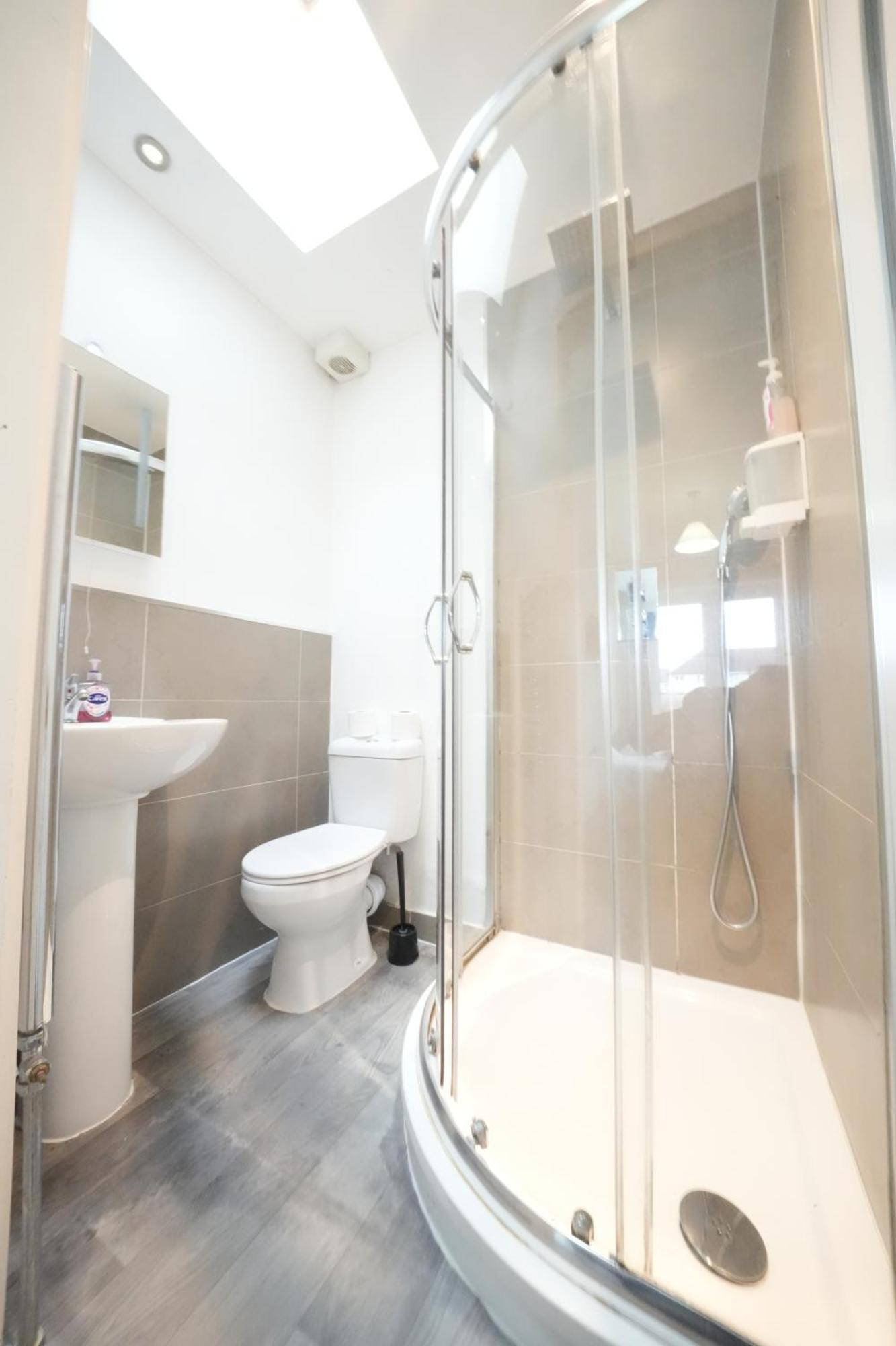 The Great Airport Place-Private Bedrooms With Private Bathroom-1 Bus To Heathrow Airport-5 Minutes By Car- Helpful Advice From Our Team Harmondsworth Esterno foto