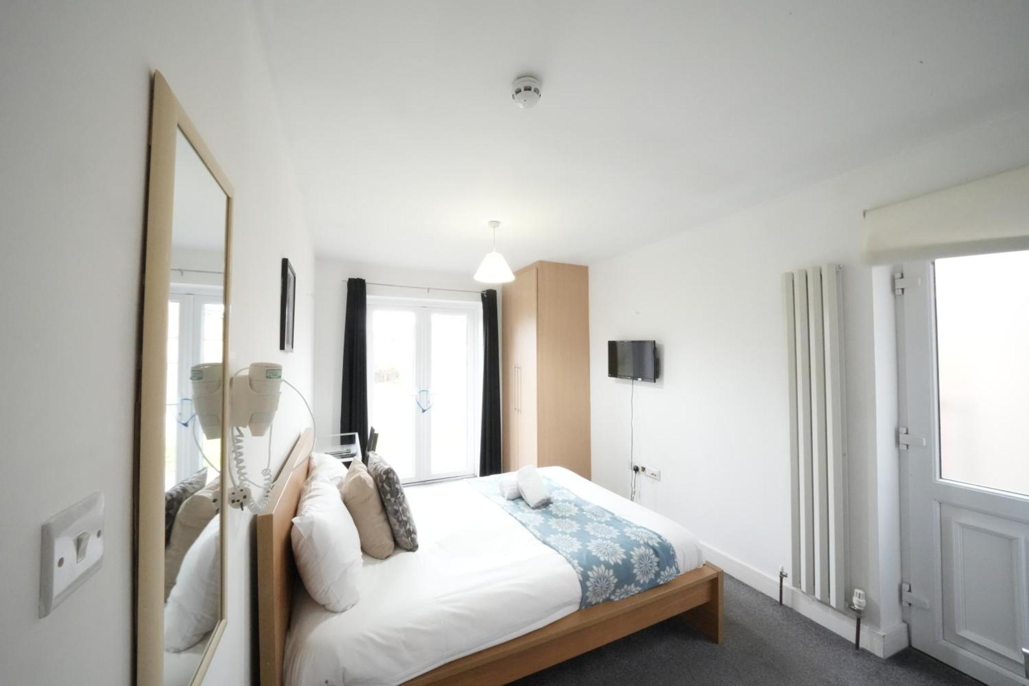 The Great Airport Place-Private Bedrooms With Private Bathroom-1 Bus To Heathrow Airport-5 Minutes By Car- Helpful Advice From Our Team Harmondsworth Esterno foto