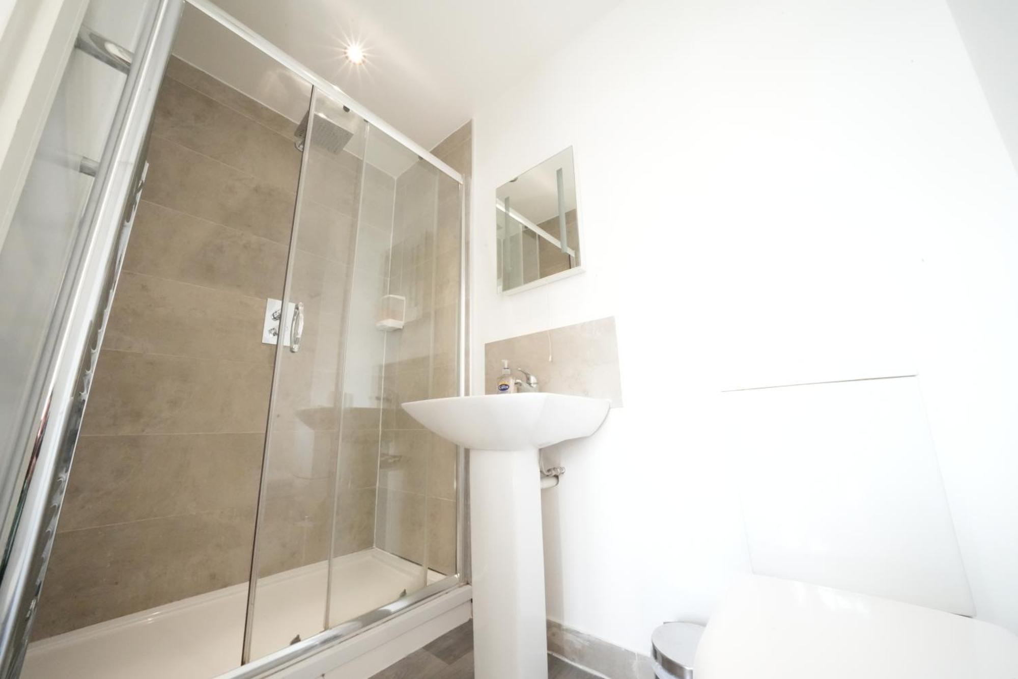 The Great Airport Place-Private Bedrooms With Private Bathroom-1 Bus To Heathrow Airport-5 Minutes By Car- Helpful Advice From Our Team Harmondsworth Esterno foto