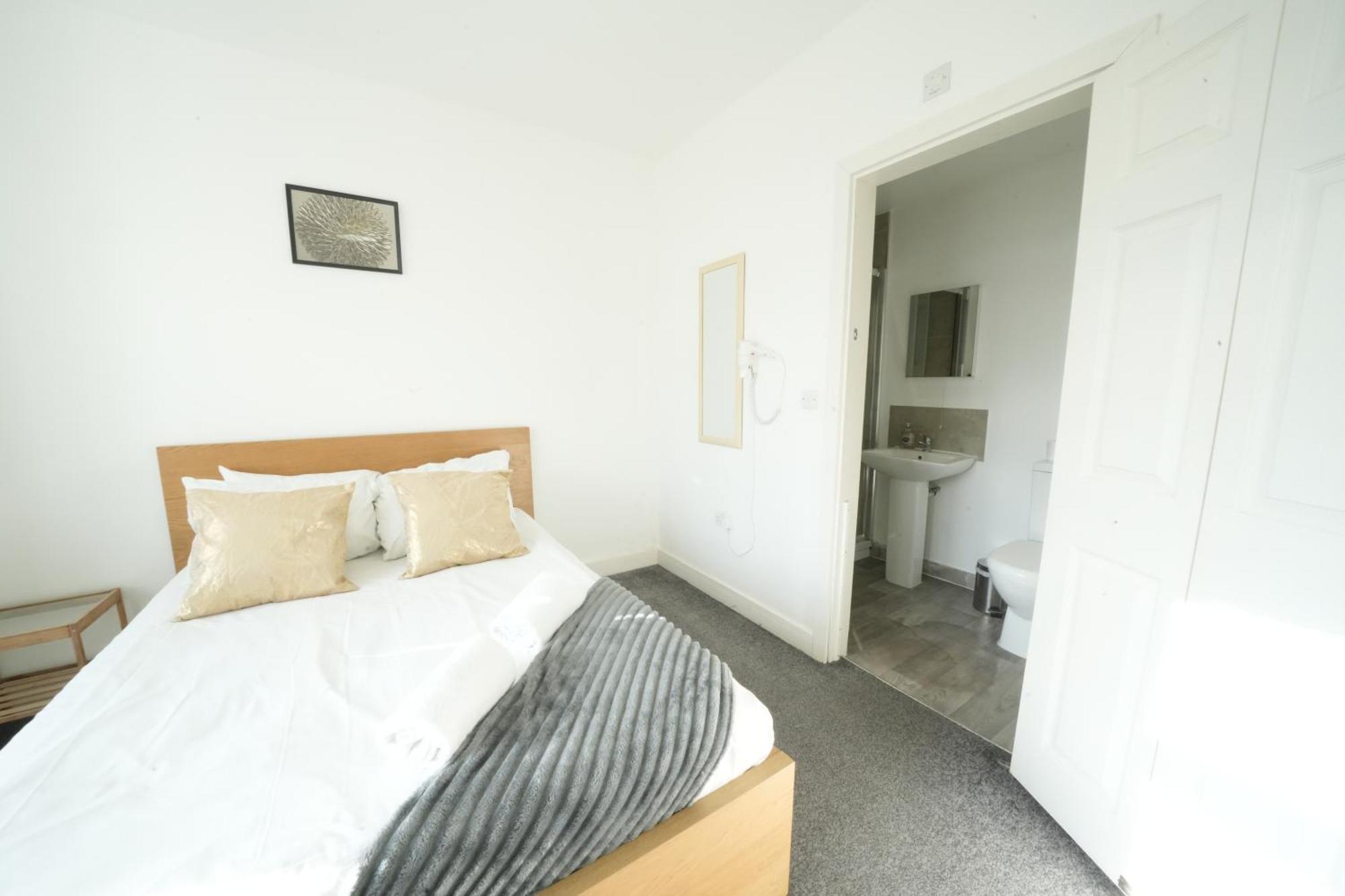 The Great Airport Place-Private Bedrooms With Private Bathroom-1 Bus To Heathrow Airport-5 Minutes By Car- Helpful Advice From Our Team Harmondsworth Esterno foto