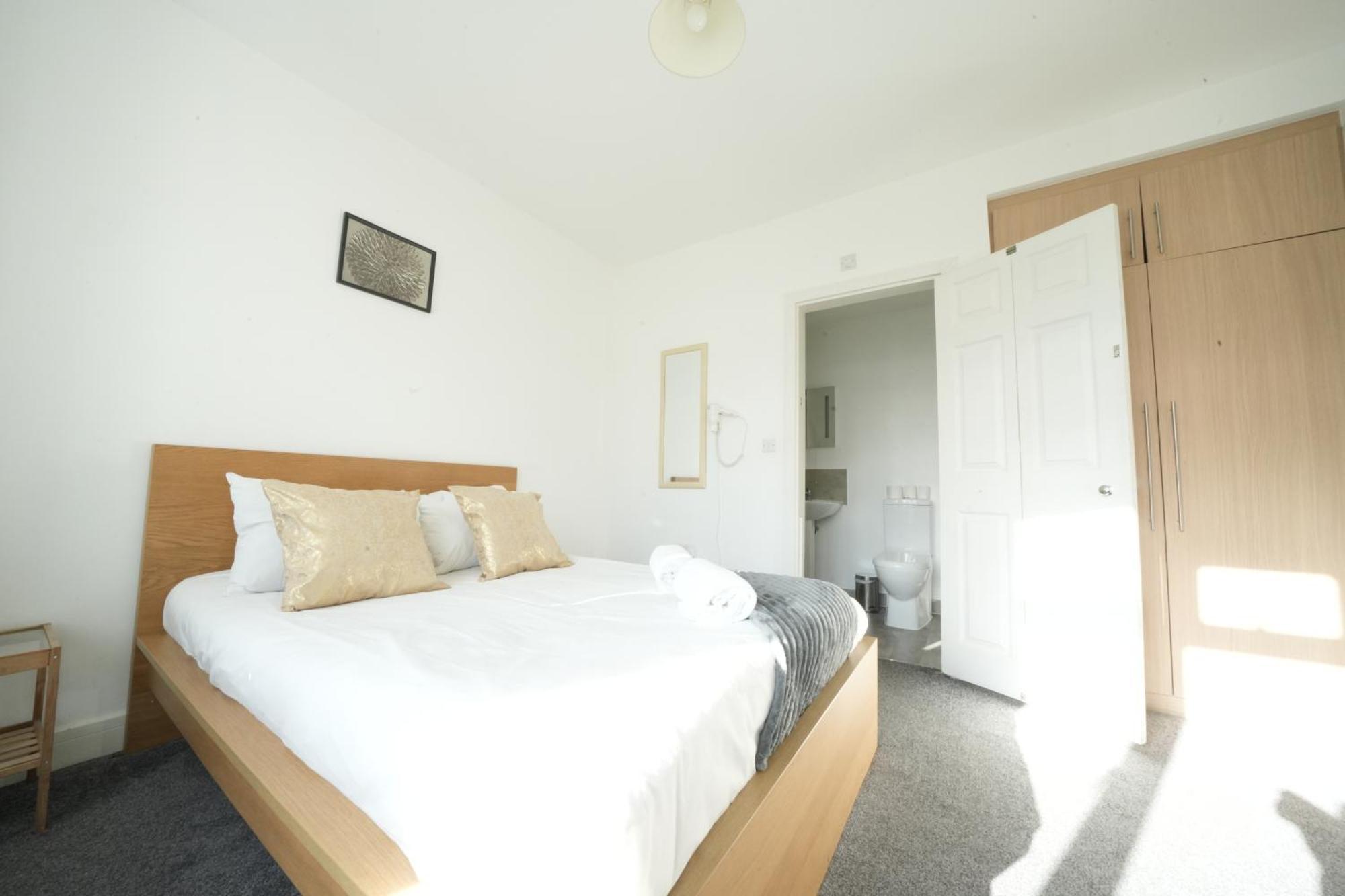 The Great Airport Place-Private Bedrooms With Private Bathroom-1 Bus To Heathrow Airport-5 Minutes By Car- Helpful Advice From Our Team Harmondsworth Esterno foto