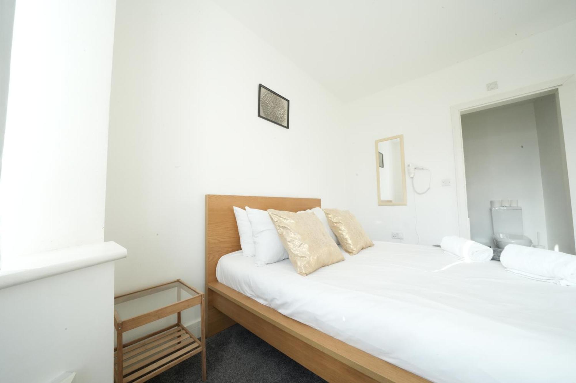 The Great Airport Place-Private Bedrooms With Private Bathroom-1 Bus To Heathrow Airport-5 Minutes By Car- Helpful Advice From Our Team Harmondsworth Esterno foto